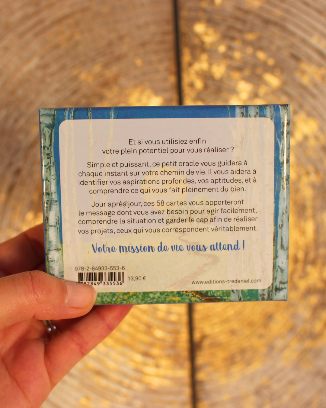 "Et si vous utilisiez enfin votre plein potentiel pour vous réaliser ?
Simple et puissant, ce petit oracle vous guidera à chaque instant sur votre chemin de vie. Il vous aidera à identifier vos aspirations profondes, vos aptitudes, et à comprendre ce qui vous fait pleinement du bien.
Jour après jour, ces 58 cartes vous apporteront le message dont vous avez besoin pour agir facilement, comprendre la situation et garder le cap afin de réaliser vos projets, ceux qui vous correspondent véritablement."