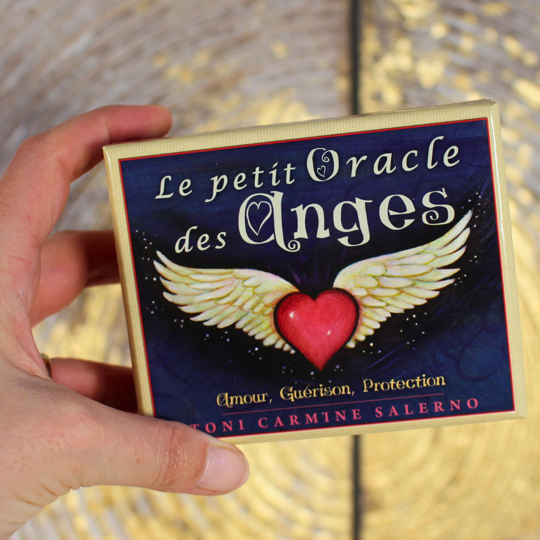 "Cet oracle inspirant créé par Toni Carmine Salerno offre des réponses claires et précises à toutes vos questions, sous la forme de messages de guérison. Vous comprendrez ainsi le sens de chaque événement que vous vivez afin de le transformer positivement.
Grâce à ces 55 cartes, vous recevrez une véritable guidance de la part de vos anges dans tous les domaines de votre vie, jour après jour."