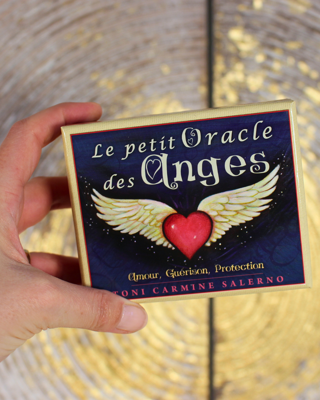"Cet oracle inspirant créé par Toni Carmine Salerno offre des réponses claires et précises à toutes vos questions, sous la forme de messages de guérison. Vous comprendrez ainsi le sens de chaque événement que vous vivez afin de le transformer positivement.
Grâce à ces 55 cartes, vous recevrez une véritable guidance de la part de vos anges dans tous les domaines de votre vie, jour après jour."
