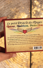 "Cet oracle inspirant créé par Toni Carmine Salerno offre des réponses claires et précises à toutes vos questions, sous la forme de messages de guérison. Vous comprendrez ainsi le sens de chaque événement que vous vivez afin de le transformer positivement.
Grâce à ces 55 cartes, vous recevrez une véritable guidance de la part de vos anges dans tous les domaines de votre vie, jour après jour."