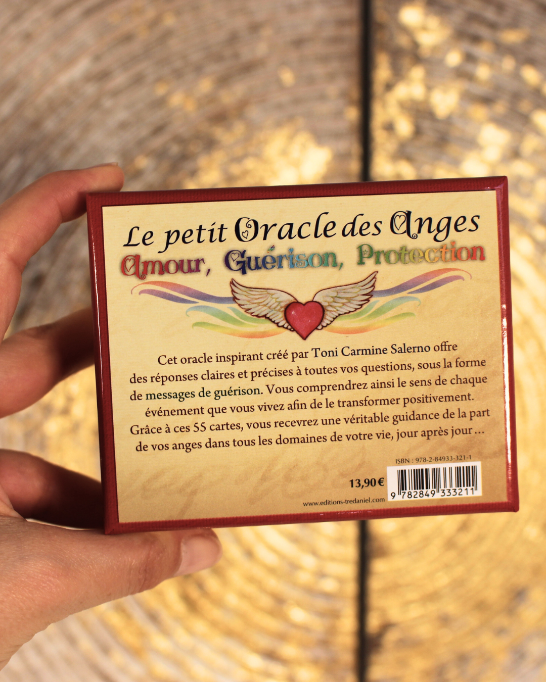 "Cet oracle inspirant créé par Toni Carmine Salerno offre des réponses claires et précises à toutes vos questions, sous la forme de messages de guérison. Vous comprendrez ainsi le sens de chaque événement que vous vivez afin de le transformer positivement.
Grâce à ces 55 cartes, vous recevrez une véritable guidance de la part de vos anges dans tous les domaines de votre vie, jour après jour."