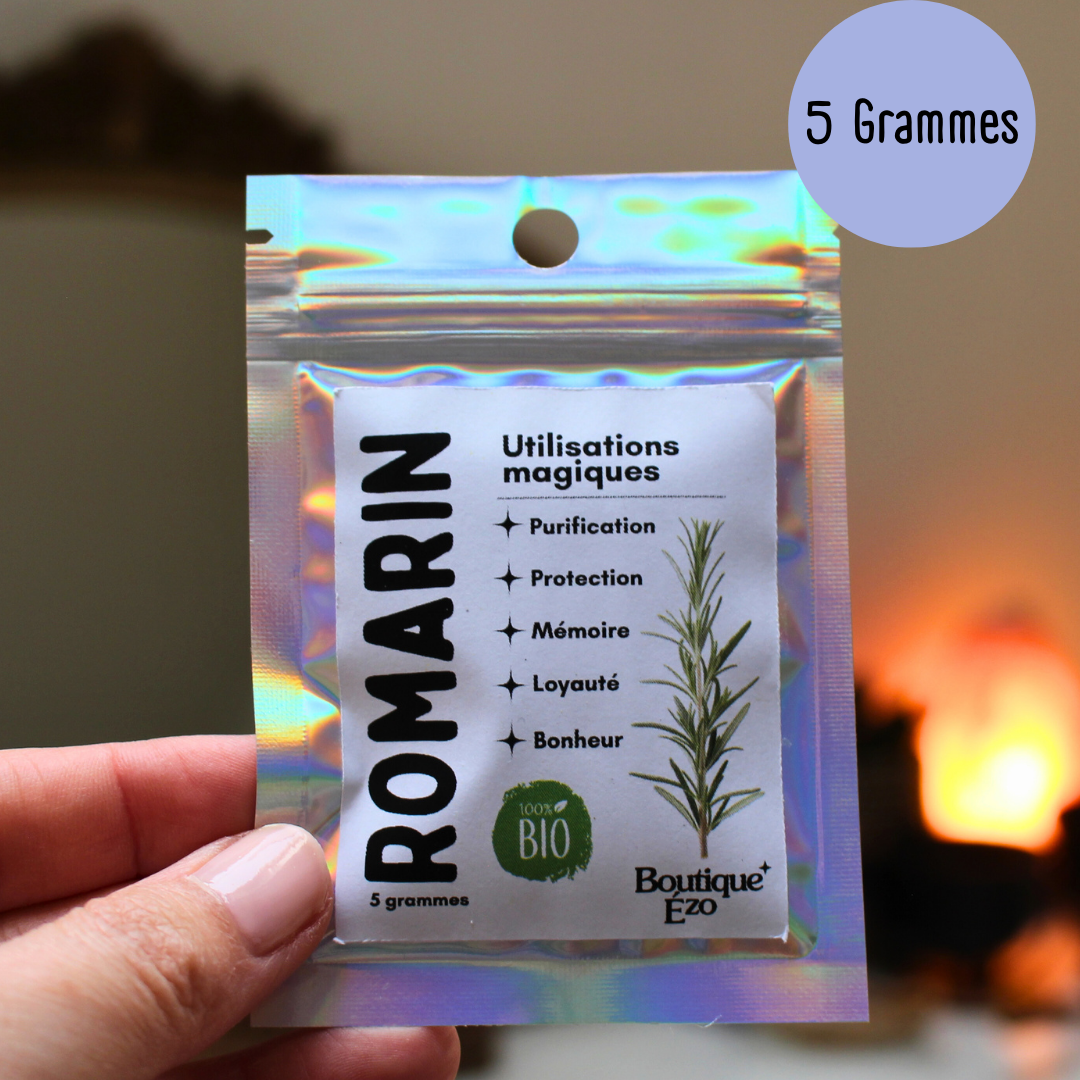Le romarin est une plante sacrée reconnue pour ses vertus purifiantes et protectrices. En magie, Il est utilisé pour élever les vibrations d’un lieu, protéger contre les influences négatives et stimuler la mémoire et la clarté mentale.