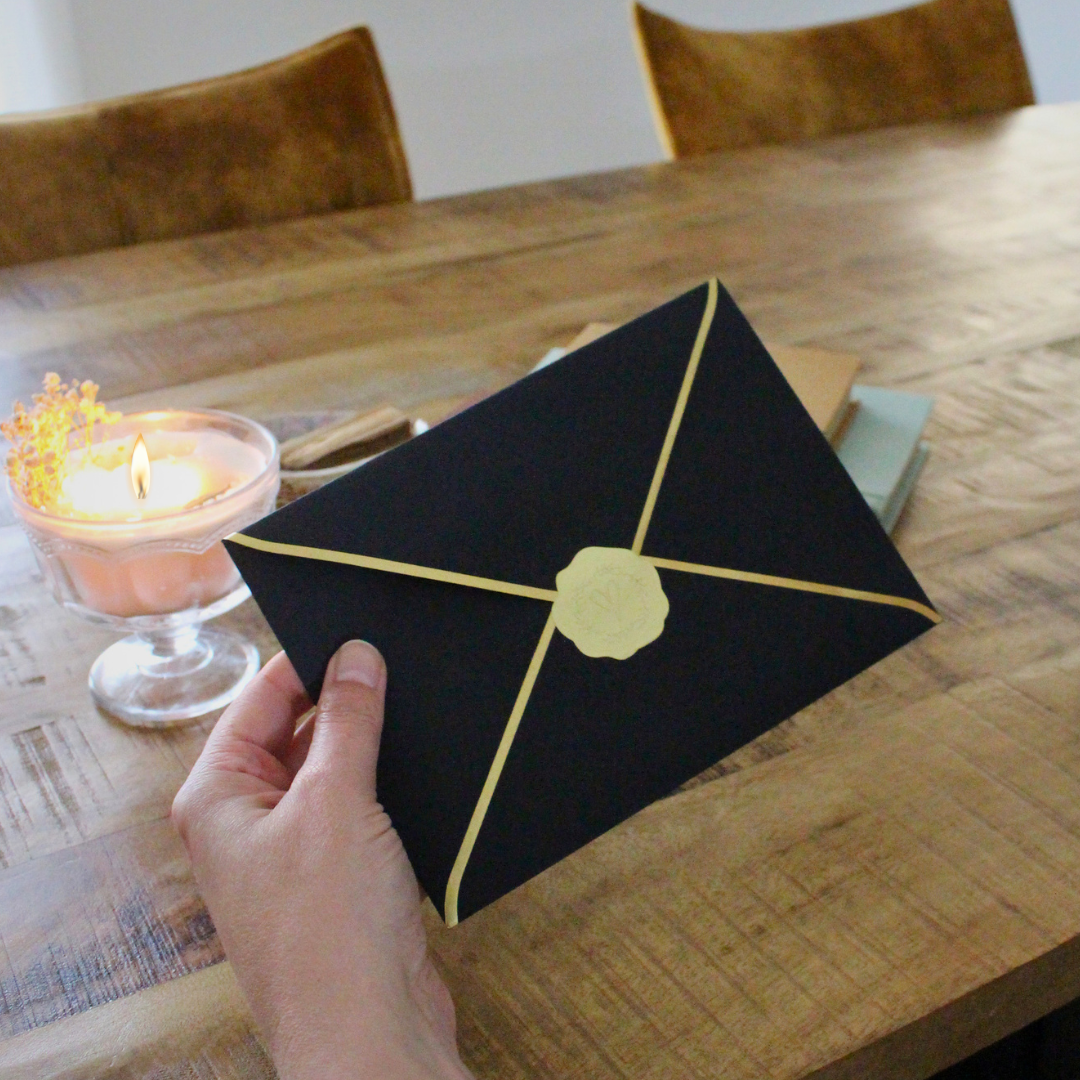 Abonnement courrier mensuel, snail Mail spirituel et ésotérique : lettre papier, rituel, méditation guidée, carte de tarot et goodies. Écrit par Sandrine HK. Sans engagement, résiliable à tout moment.