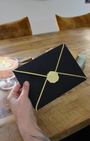 Abonnement courrier mensuel, snail Mail spirituel et ésotérique : lettre papier, rituel, méditation guidée, carte de tarot et goodies. Écrit par Sandrine HK. Sans engagement, résiliable à tout moment.