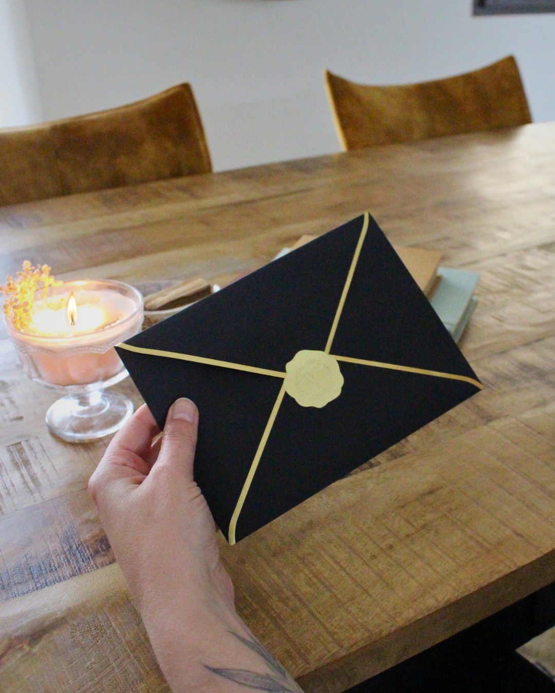 Abonnement courrier mensuel, snail Mail spirituel et ésotérique : lettre papier, rituel, méditation guidée, carte de tarot et goodies. Écrit par Sandrine HK. Sans engagement, résiliable à tout moment.