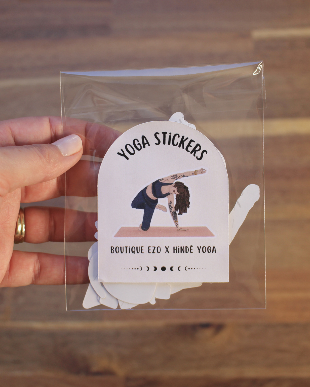 Ce lot de 13 stickers holographiques illustrés autour de l’univers du yoga est né d’une belle collaboration entre Boutique Ezo et Hinde yoga.