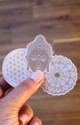 Ce lot de 13 stickers holographiques illustrés autour de l’univers du yoga est né d’une belle collaboration entre Boutique Ezo et Hinde yoga.
