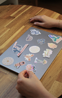 Ce lot de 13 stickers holographiques illustrés autour de l’univers du yoga est né d’une belle collaboration entre Boutique Ezo et Hinde yoga.