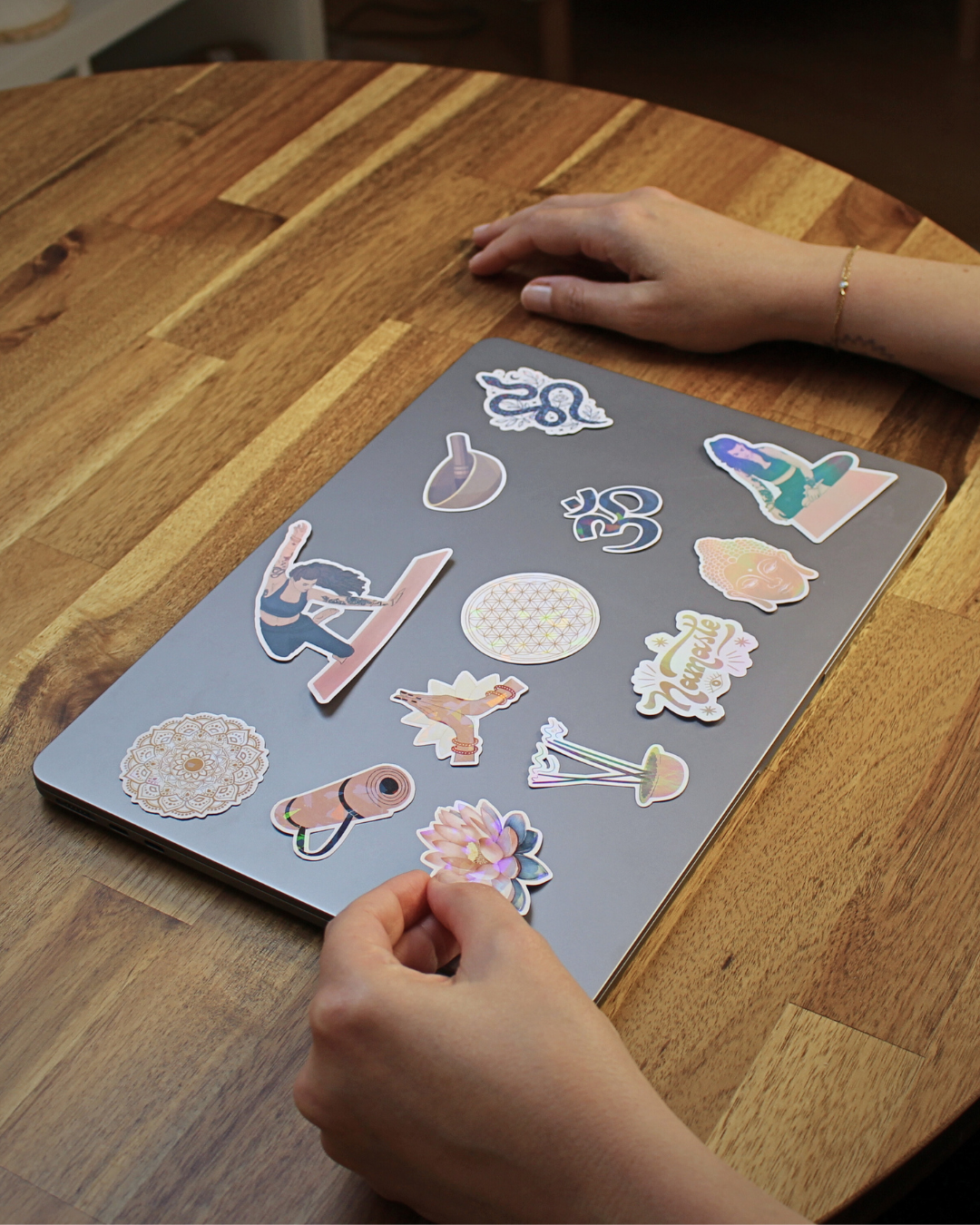 Ce lot de 13 stickers holographiques illustrés autour de l’univers du yoga est né d’une belle collaboration entre Boutique Ezo et Hinde yoga.