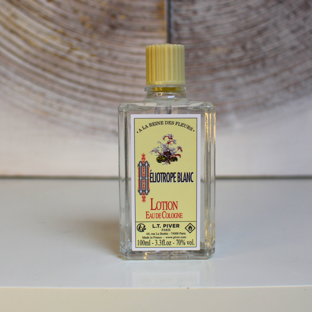Héliotrope Blanc est un parfum d’attirance emblématique de la maison L.T. Piver. Ce parfum allie élégance olfactive et propriétés ésotériques, offrant une expérience sensorielle unique. Il est conçu pour attirer l’attention, favoriser la sympathie autour de vous et renforcer votre charme personnel.