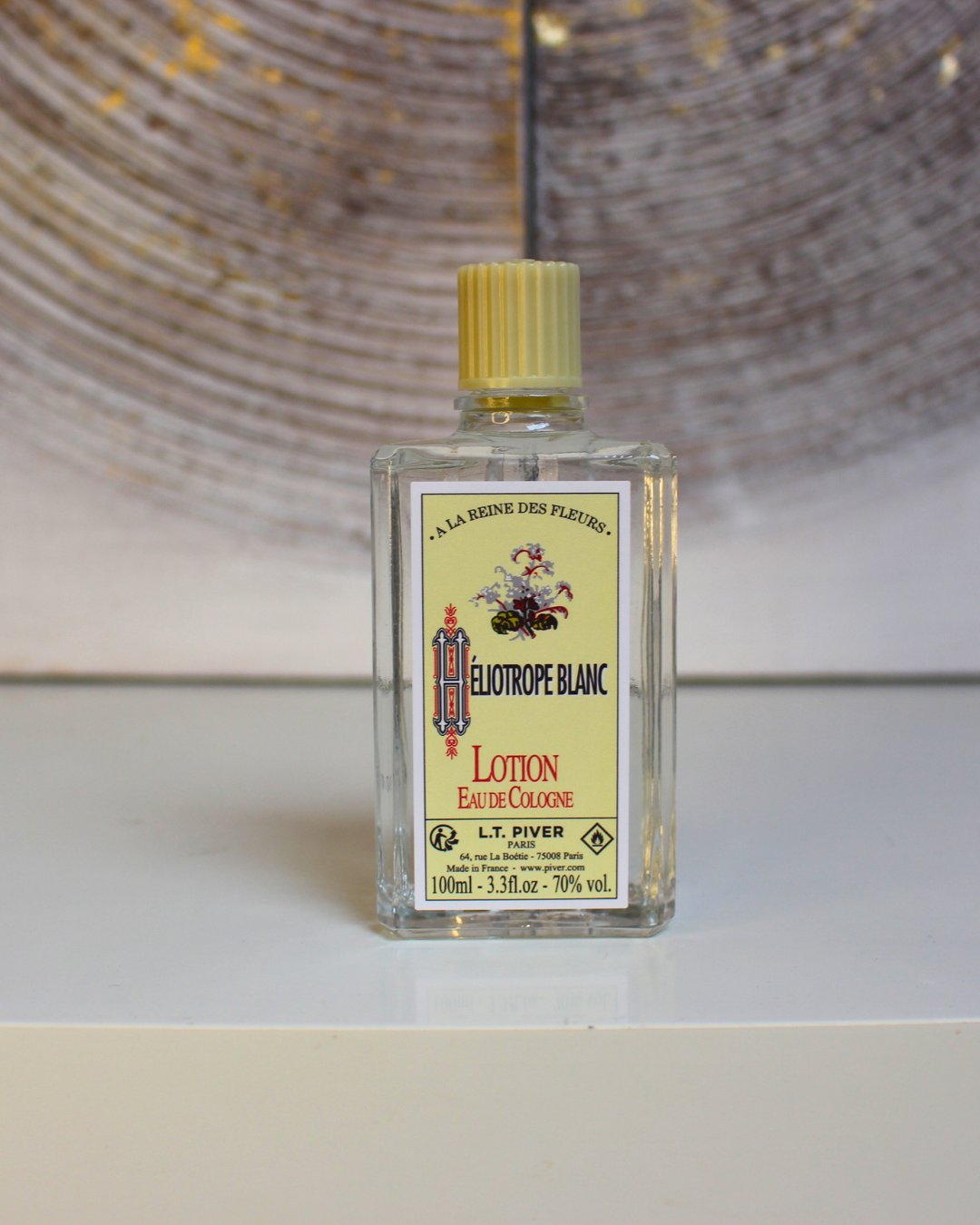 Héliotrope Blanc est un parfum d’attirance emblématique de la maison L.T. Piver. Ce parfum allie élégance olfactive et propriétés ésotériques, offrant une expérience sensorielle unique. Il est conçu pour attirer l’attention, favoriser la sympathie autour de vous et renforcer votre charme personnel.