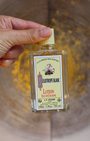 Héliotrope Blanc est un parfum d’attirance emblématique de la maison L.T. Piver. Ce parfum allie élégance olfactive et propriétés ésotériques, offrant une expérience sensorielle unique. Il est conçu pour attirer l’attention, favoriser la sympathie autour de vous et renforcer votre charme personnel.