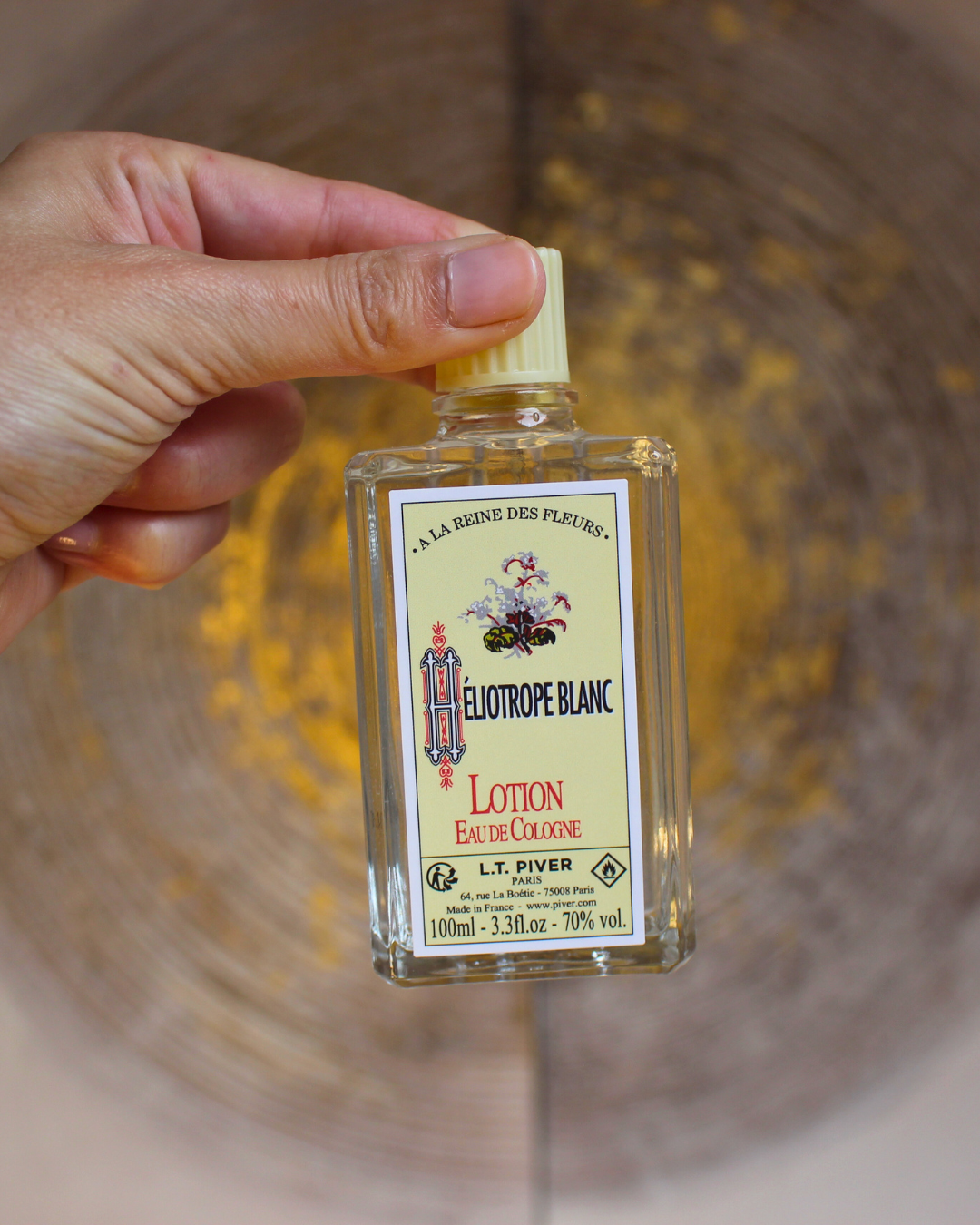 Héliotrope Blanc est un parfum d’attirance emblématique de la maison L.T. Piver. Ce parfum allie élégance olfactive et propriétés ésotériques, offrant une expérience sensorielle unique. Il est conçu pour attirer l’attention, favoriser la sympathie autour de vous et renforcer votre charme personnel.
