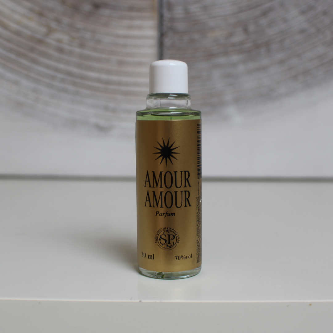 La Lotion Magique Haïtienne  Amour Amour est une lotion rituelle traditionnelle  spécialement conçue pour raviver la passion dans les relations amoureuses. Elle est utilisée pour apaiser les tensions, stimuler le désir sexuel et renforcer les liens affectifs entre partenaires. 