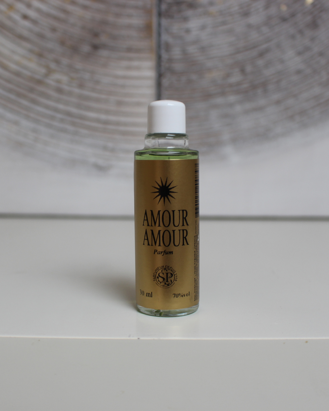 La Lotion Magique Haïtienne  Amour Amour est une lotion rituelle traditionnelle  spécialement conçue pour raviver la passion dans les relations amoureuses. Elle est utilisée pour apaiser les tensions, stimuler le désir sexuel et renforcer les liens affectifs entre partenaires. 