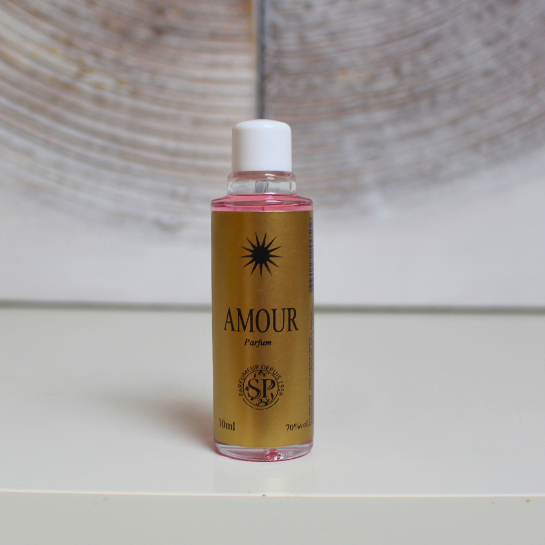 La Lotion Magique Haïtienne  Amour est une lotion rituelle traditionnelle conçue pour favoriser les rencontres amoureuses, renforcer les liens affectifs et intensifier le désir sexuel. Elle est utilisée en parfum pour attirer l'amour et raviver la passion dans les relations existantes.
