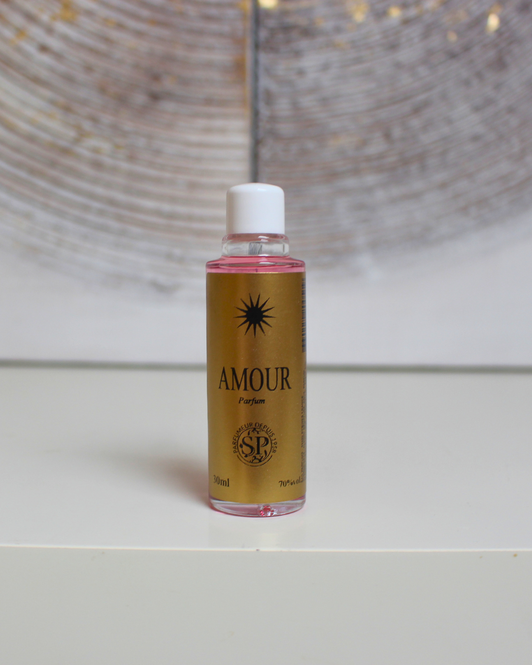 La Lotion Magique Haïtienne  Amour est une lotion rituelle traditionnelle conçue pour favoriser les rencontres amoureuses, renforcer les liens affectifs et intensifier le désir sexuel. Elle est utilisée en parfum pour attirer l'amour et raviver la passion dans les relations existantes.
