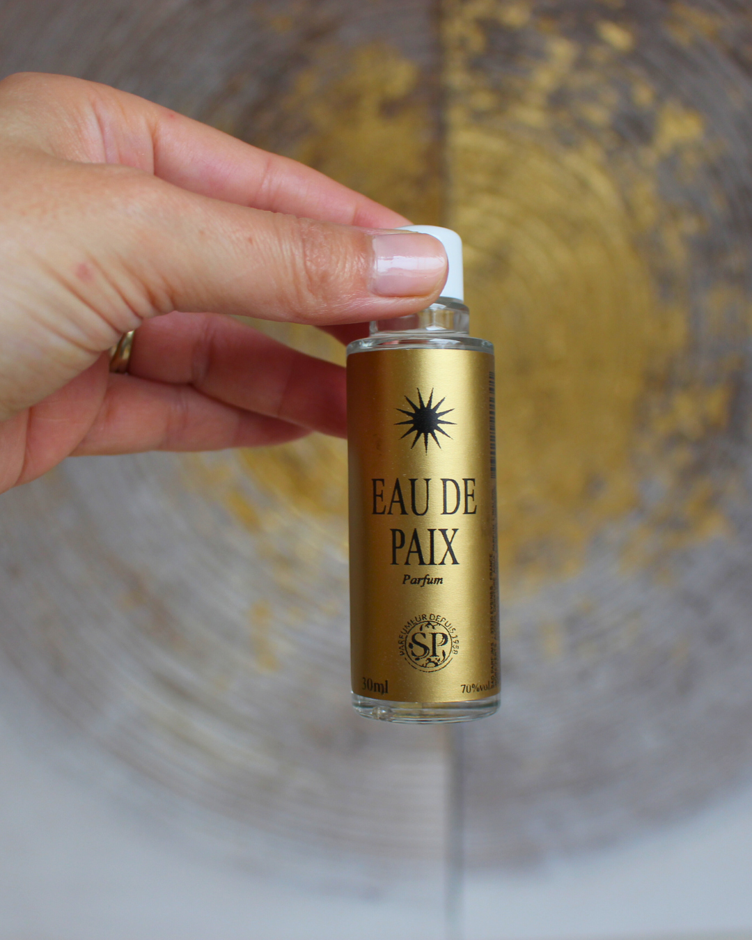 La Lotion Magique Haïtienne Eau de Paix est conçue pour apporter la sérénité intérieure et favoriser l’harmonie avec les autres.