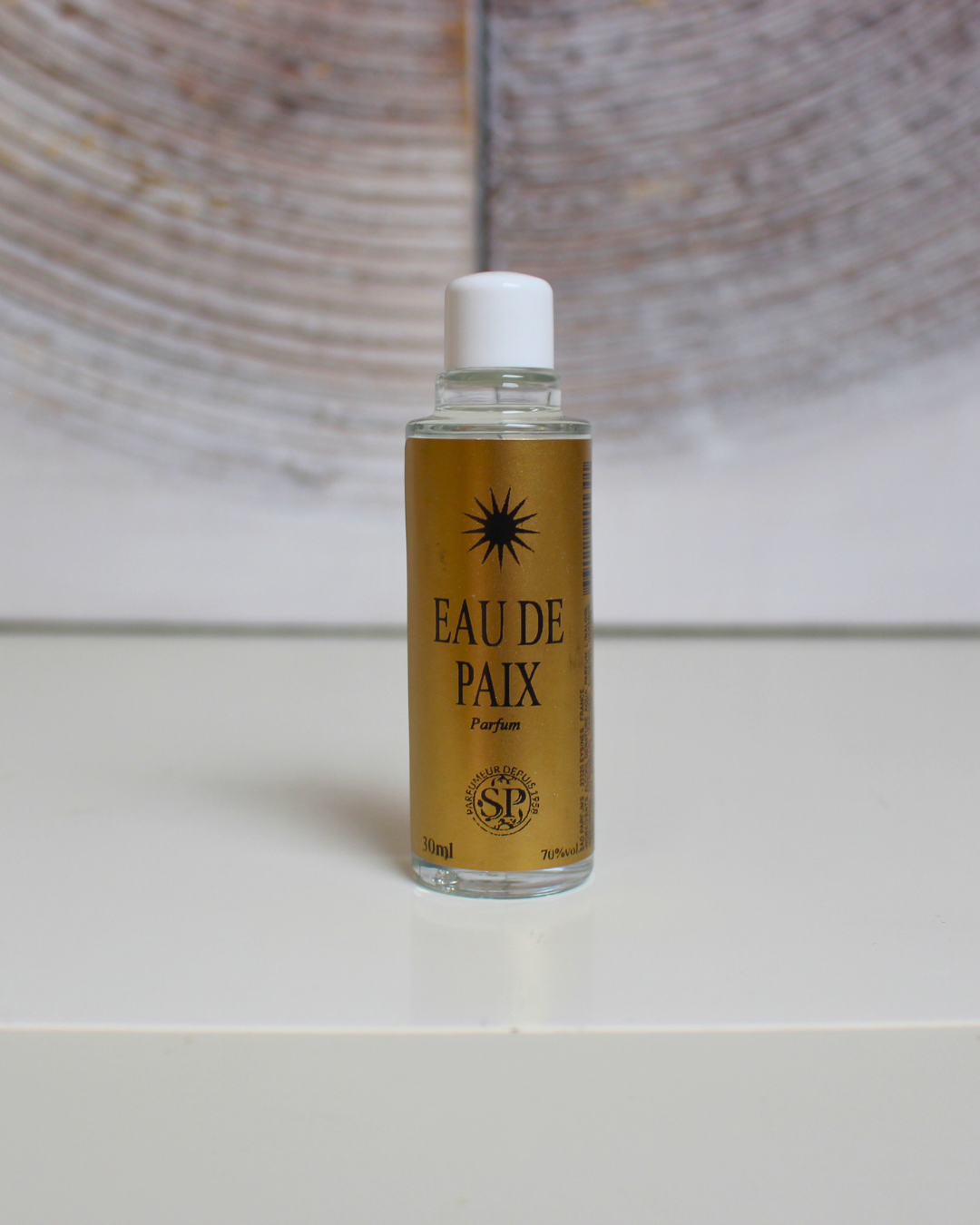 La Lotion Magique Haïtienne Eau de Paix est conçue pour apporter la sérénité intérieure et favoriser l’harmonie avec les autres.