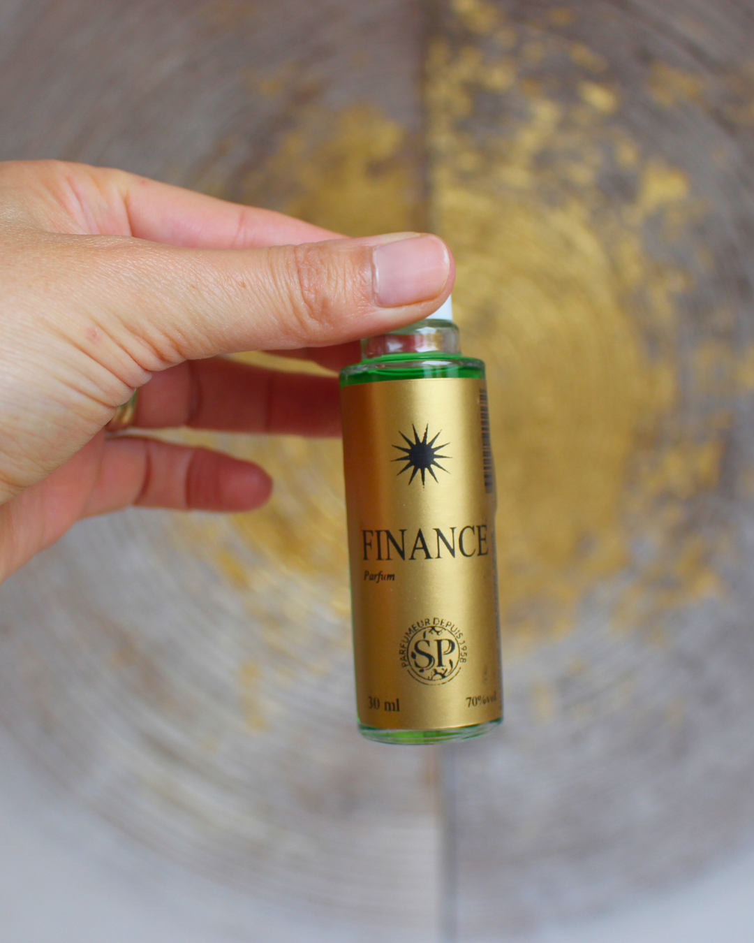 La Lotion Magique Haïtienne Finance est une lotion rituelle traditionnelle conçue pour attirer l'argent de manière inattendue, particulièrement utile lorsque vos finances sont en difficulté. Elle  favorise la prospérité et la stabilité financière.