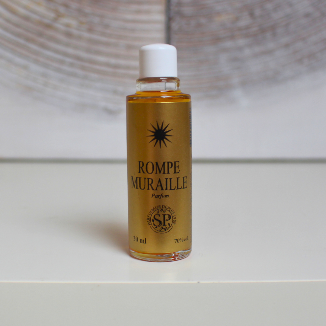 La Lotion Magique Haïtienne Rompe Muraille est une lotion rituelle traditionnelle Haïtienne, conçue pour dissoudre les obstacles et briser les barrières qui freinent votre progression. Elle est utilisée pour ouvrir les chemins, éliminer les blocages et favoriser l'avancement dans les domaines personnels, professionnels ou spirituels.