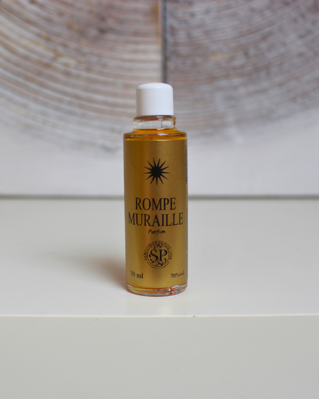 La Lotion Magique Haïtienne Rompe Muraille est une lotion rituelle traditionnelle Haïtienne, conçue pour dissoudre les obstacles et briser les barrières qui freinent votre progression. Elle est utilisée pour ouvrir les chemins, éliminer les blocages et favoriser l'avancement dans les domaines personnels, professionnels ou spirituels.