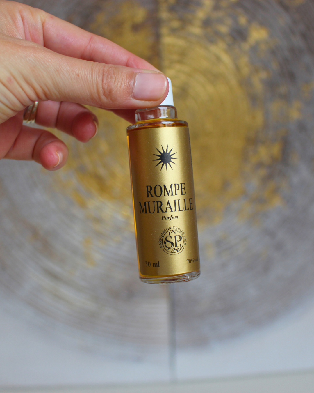 La Lotion Magique Haïtienne Rompe Muraille est une lotion rituelle traditionnelle Haïtienne, conçue pour dissoudre les obstacles et briser les barrières qui freinent votre progression. Elle est utilisée pour ouvrir les chemins, éliminer les blocages et favoriser l'avancement dans les domaines personnels, professionnels ou spirituels.