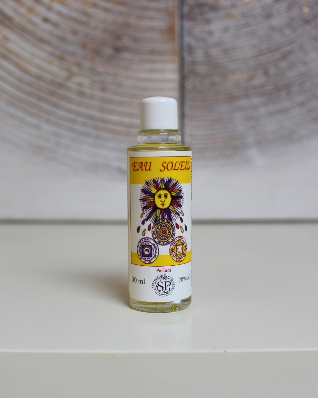 La Lotion Magique Haïtienne Soleil est une lotion rituelle traditionnelle conçue pour apporter lumière et positivité aux personnes traversant des périodes de découragement ou de tristesse. Elle aide à dissiper les énergies négatives, à raviver l'enthousiasme et à retrouver un moral rayonnant. 
