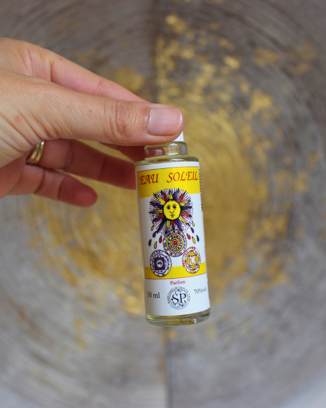 La Lotion Magique Haïtienne Soleil est une lotion rituelle traditionnelle conçue pour apporter lumière et positivité aux personnes traversant des périodes de découragement ou de tristesse. Elle aide à dissiper les énergies négatives, à raviver l'enthousiasme et à retrouver un moral rayonnant. 