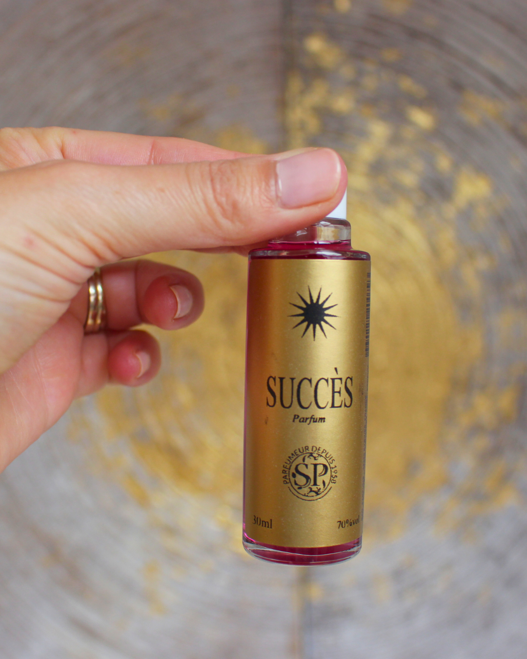 La lotion “Succès” est une lotion magique d’inspiration Haïtienne conçue pour apporter ce petit “coup de pouce” spirituel dans la réalisation de vos projets et entreprises.
