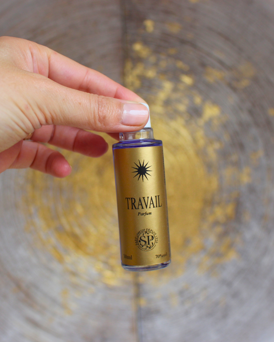 La Lotion Magique Haïtienne  Travail est une lotion rituelle traditionnelle conçue pour soutenir les individus dans leur parcours professionnel. Elle aide à trouver plus facilement un emploi en cas de recherche et à le conserver en cas de risque de licenciement.