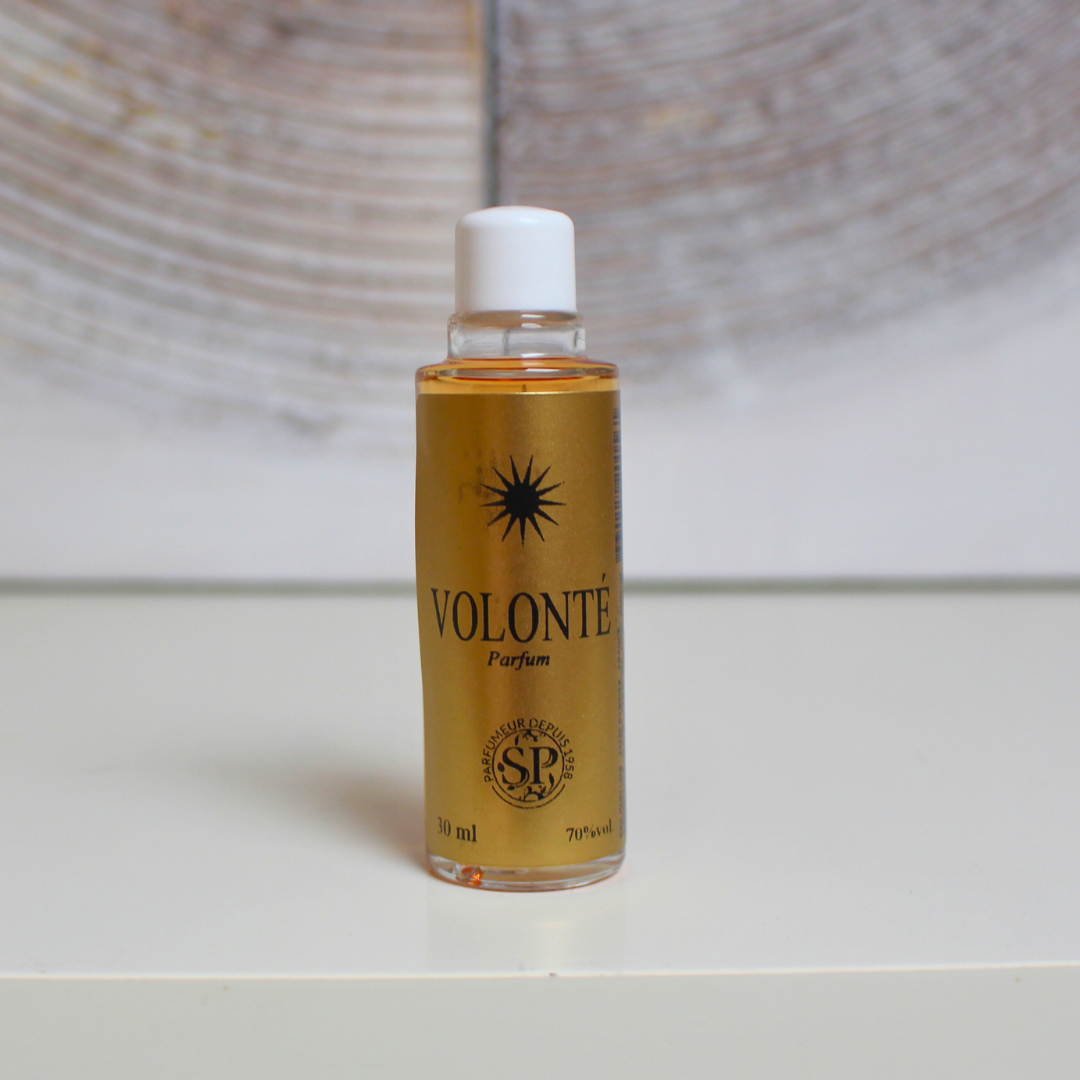 La Lotion Magique Haïtienne « Volonté » est conçue pour venir en soutien lorsque la vie impose des défis et qu’il faut rassembler force et détermination pour avancer. Cette lotion rituel-traditionnel permet, en bain ou en application, de canaliser l’énergie nécessaire à la réussite et de favoriser l’élan vers vos objectifs.