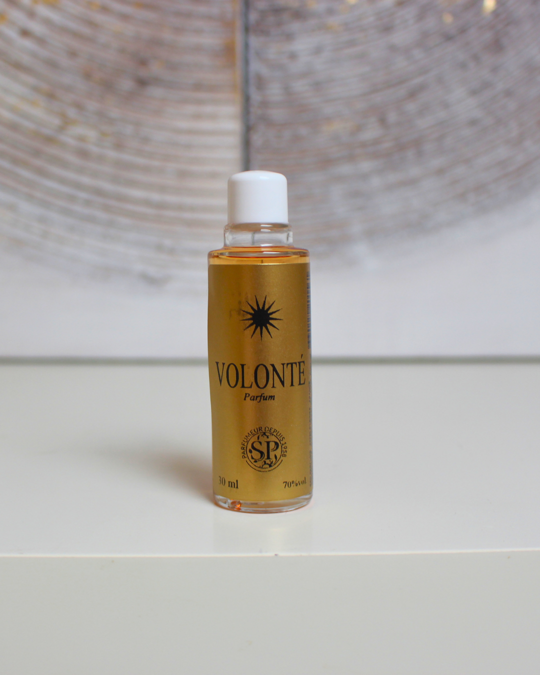 La Lotion Magique Haïtienne « Volonté » est conçue pour venir en soutien lorsque la vie impose des défis et qu’il faut rassembler force et détermination pour avancer. Cette lotion rituel-traditionnel permet, en bain ou en application, de canaliser l’énergie nécessaire à la réussite et de favoriser l’élan vers vos objectifs.