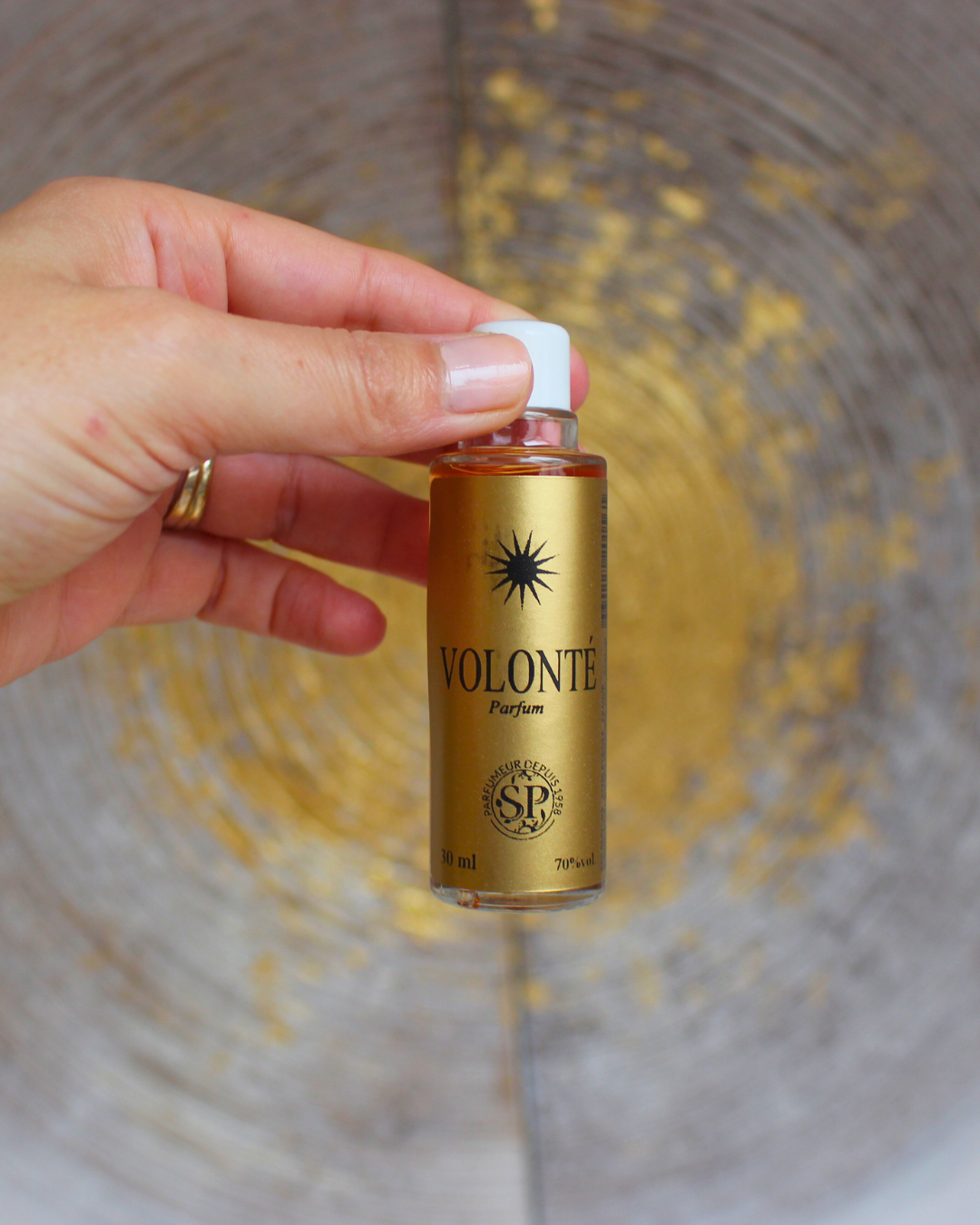 La Lotion Magique Haïtienne « Volonté » est conçue pour venir en soutien lorsque la vie impose des défis et qu’il faut rassembler force et détermination pour avancer. Cette lotion rituel-traditionnel permet, en bain ou en application, de canaliser l’énergie nécessaire à la réussite et de favoriser l’élan vers vos objectifs.
