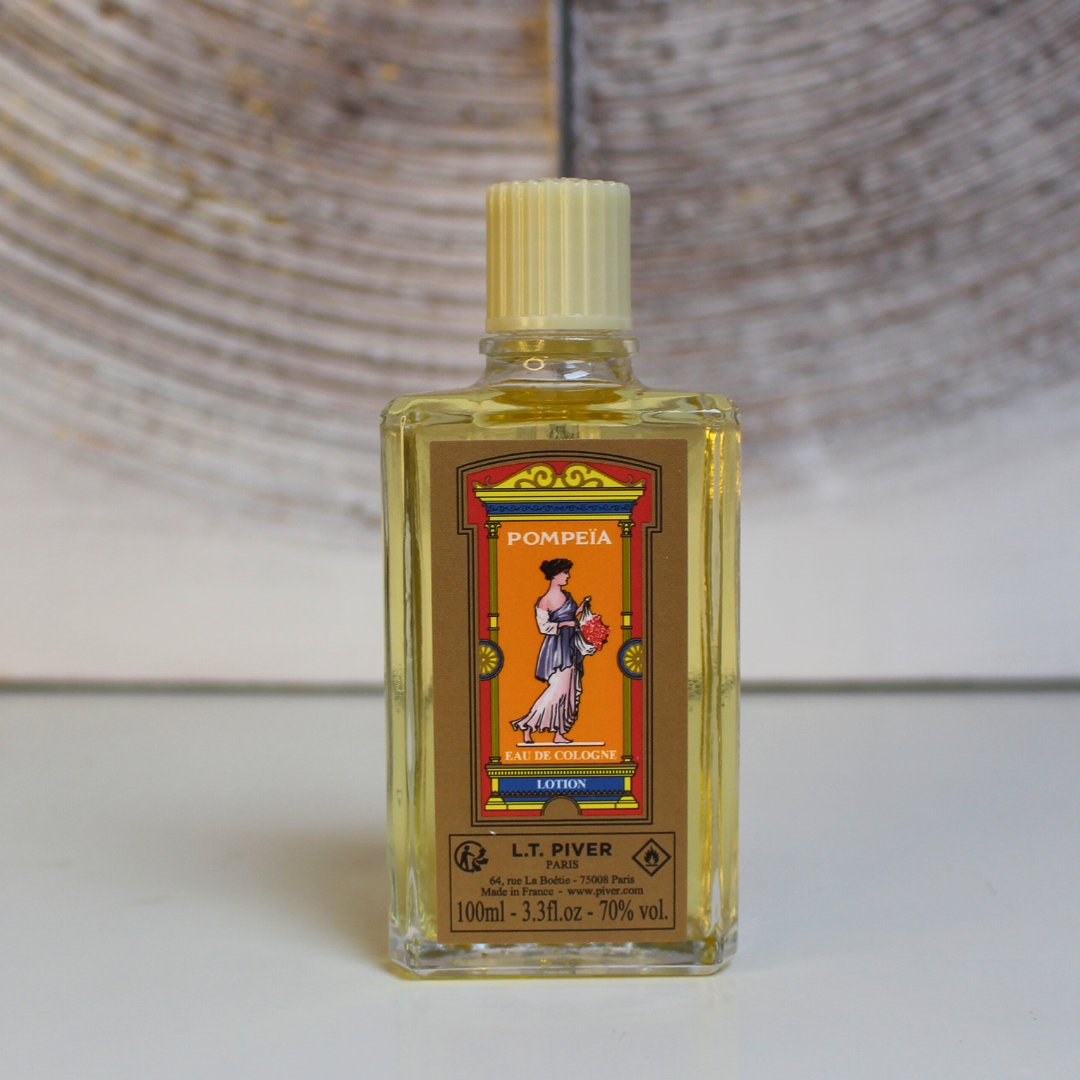 Créée par la maison L.T. Piver, la Lotion Pompeia est un parfum emblématique aux notes sensuelles et florales, très utilisé dans les traditions spirituelles afro-caribéennes.
Sa fragrance raffinée, symbole de charme et de magnétisme, est réputée pour attirer l’attention et susciter l’attirance d'un ou d'une partenaire
En ésotérisme, elle est souvent utilisée seule ou mélangée à l’eau du bain pour renforcer son pouvoir de séduction et favoriser les rencontres.