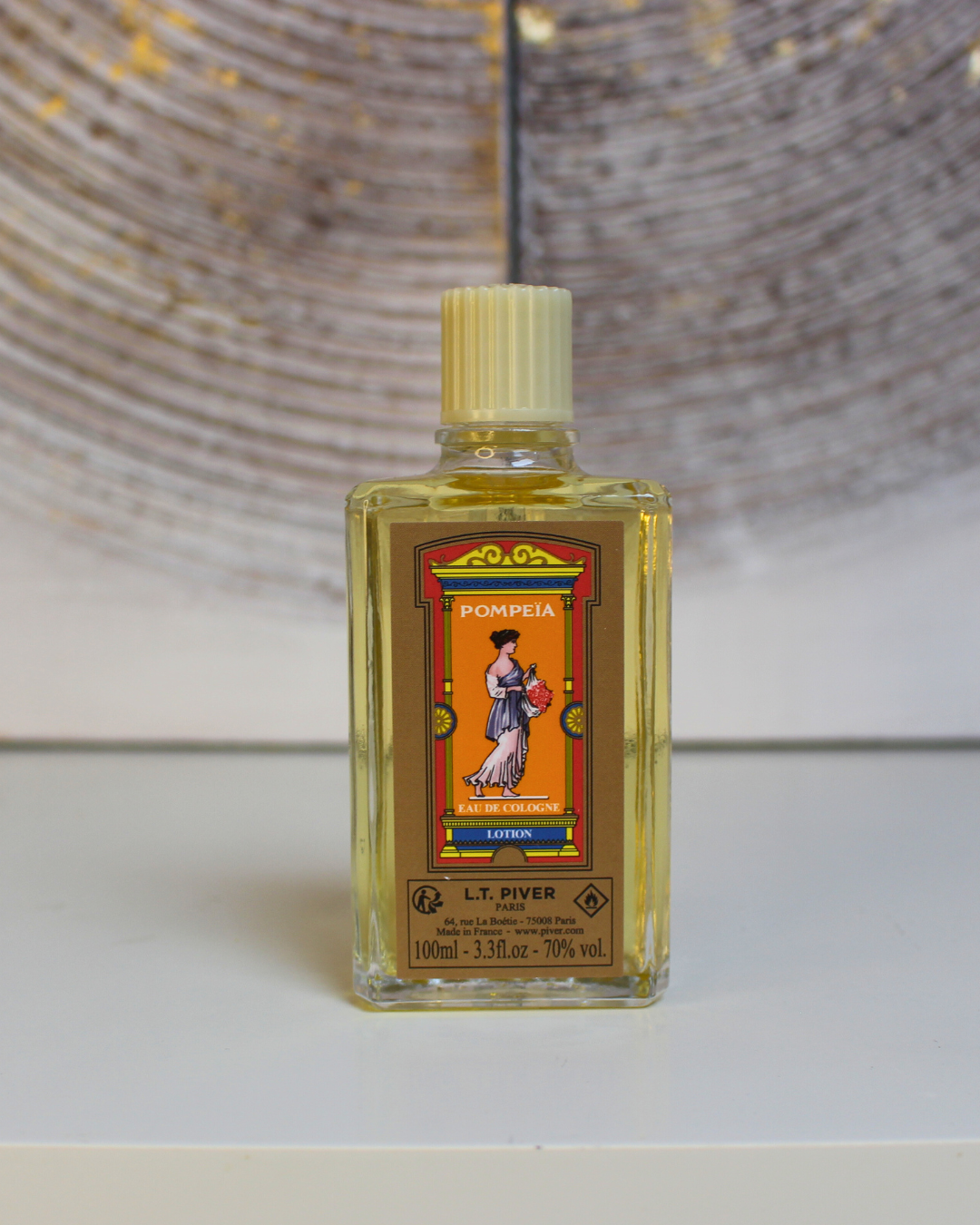 Créée par la maison L.T. Piver, la Lotion Pompeia est un parfum emblématique aux notes sensuelles et florales, très utilisé dans les traditions spirituelles afro-caribéennes.
Sa fragrance raffinée, symbole de charme et de magnétisme, est réputée pour attirer l’attention et susciter l’attirance d'un ou d'une partenaire
En ésotérisme, elle est souvent utilisée seule ou mélangée à l’eau du bain pour renforcer son pouvoir de séduction et favoriser les rencontres.