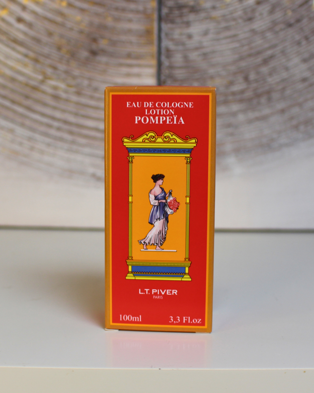 Créée par la maison L.T. Piver, la Lotion Pompeia est un parfum emblématique aux notes sensuelles et florales, très utilisé dans les traditions spirituelles afro-caribéennes.
Sa fragrance raffinée, symbole de charme et de magnétisme, est réputée pour attirer l’attention et susciter l’attirance d'un ou d'une partenaire
En ésotérisme, elle est souvent utilisée seule ou mélangée à l’eau du bain pour renforcer son pouvoir de séduction et favoriser les rencontres.