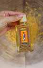 Créée par la maison L.T. Piver, la Lotion Pompeia est un parfum emblématique aux notes sensuelles et florales, très utilisé dans les traditions spirituelles afro-caribéennes.
Sa fragrance raffinée, symbole de charme et de magnétisme, est réputée pour attirer l’attention et susciter l’attirance d'un ou d'une partenaire
En ésotérisme, elle est souvent utilisée seule ou mélangée à l’eau du bain pour renforcer son pouvoir de séduction et favoriser les rencontres.