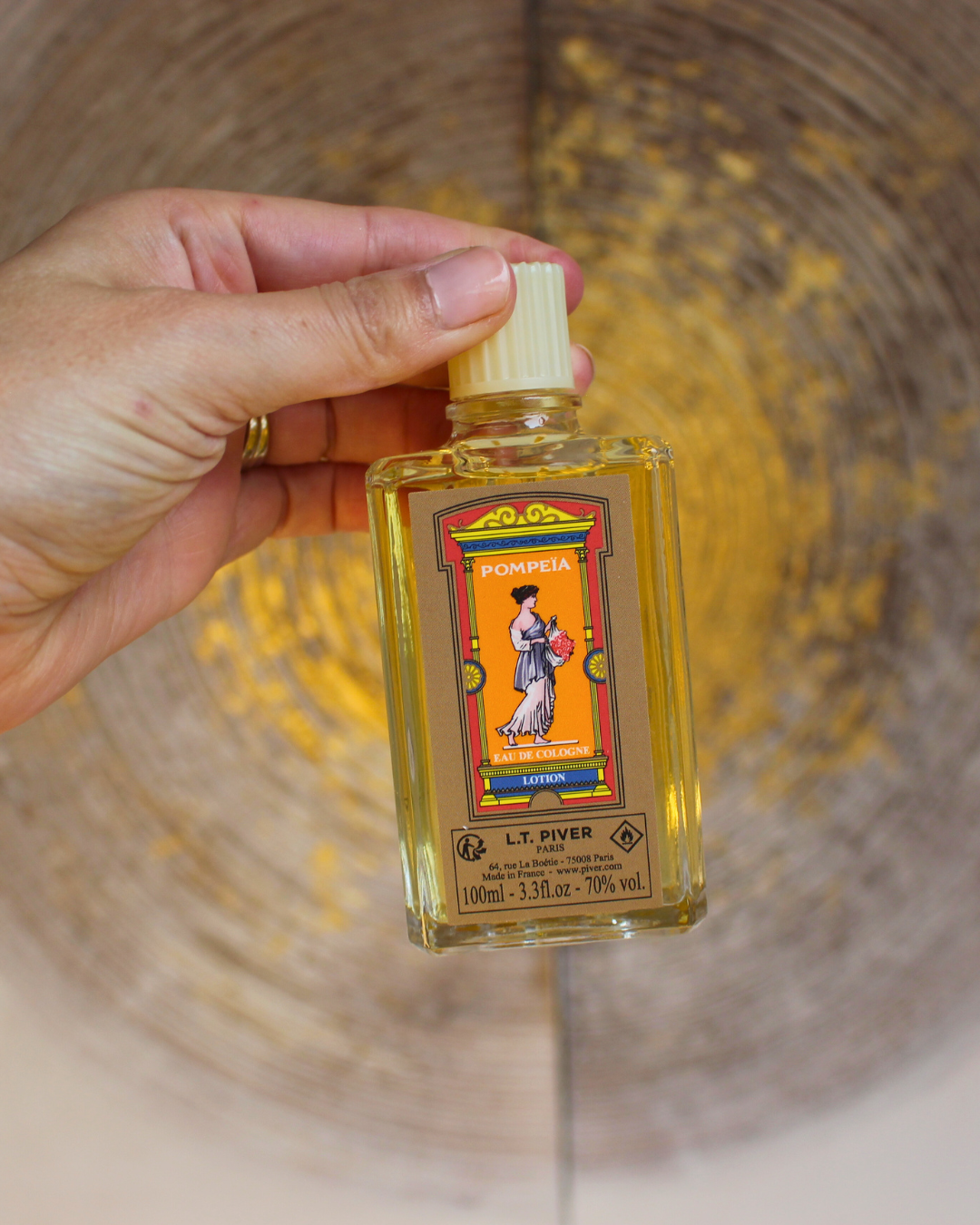 Créée par la maison L.T. Piver, la Lotion Pompeia est un parfum emblématique aux notes sensuelles et florales, très utilisé dans les traditions spirituelles afro-caribéennes.
Sa fragrance raffinée, symbole de charme et de magnétisme, est réputée pour attirer l’attention et susciter l’attirance d'un ou d'une partenaire
En ésotérisme, elle est souvent utilisée seule ou mélangée à l’eau du bain pour renforcer son pouvoir de séduction et favoriser les rencontres.