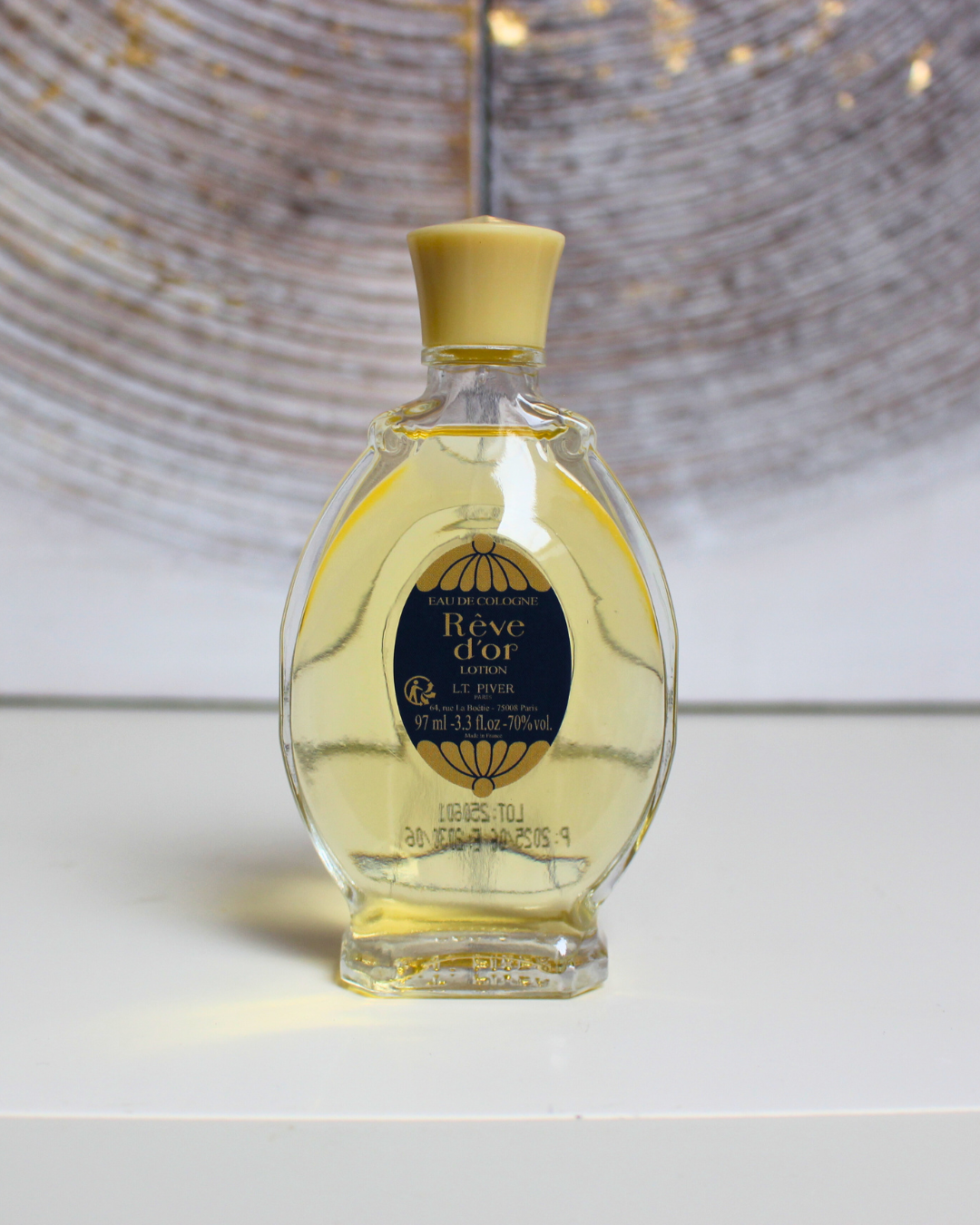 Rêve d’Or est une fragrance emblématique créée en 1889 par la maison L.T. Piver. Ce parfum allie élégance olfactive et propriétés ésotériques, offrant une expérience sensorielle unique. Il est conçu pour éveiller l'intuition, favoriser les rêves prémonitoires et guider dans les décisions importantes.