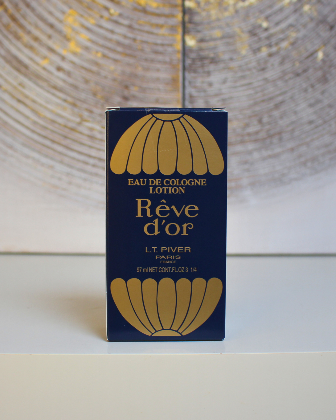 Rêve d’Or est une fragrance emblématique créée en 1889 par la maison L.T. Piver. Ce parfum allie élégance olfactive et propriétés ésotériques, offrant une expérience sensorielle unique. Il est conçu pour éveiller l'intuition, favoriser les rêves prémonitoires et guider dans les décisions importantes.