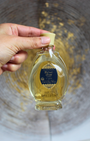 Rêve d’Or est une fragrance emblématique créée en 1889 par la maison L.T. Piver. Ce parfum allie élégance olfactive et propriétés ésotériques, offrant une expérience sensorielle unique. Il est conçu pour éveiller l'intuition, favoriser les rêves prémonitoires et guider dans les décisions importantes.