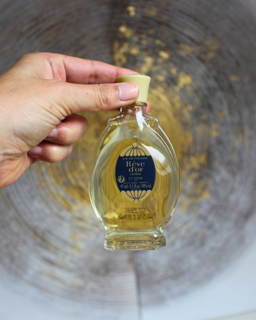 Rêve d’Or est une fragrance emblématique créée en 1889 par la maison L.T. Piver. Ce parfum allie élégance olfactive et propriétés ésotériques, offrant une expérience sensorielle unique. Il est conçu pour éveiller l'intuition, favoriser les rêves prémonitoires et guider dans les décisions importantes.