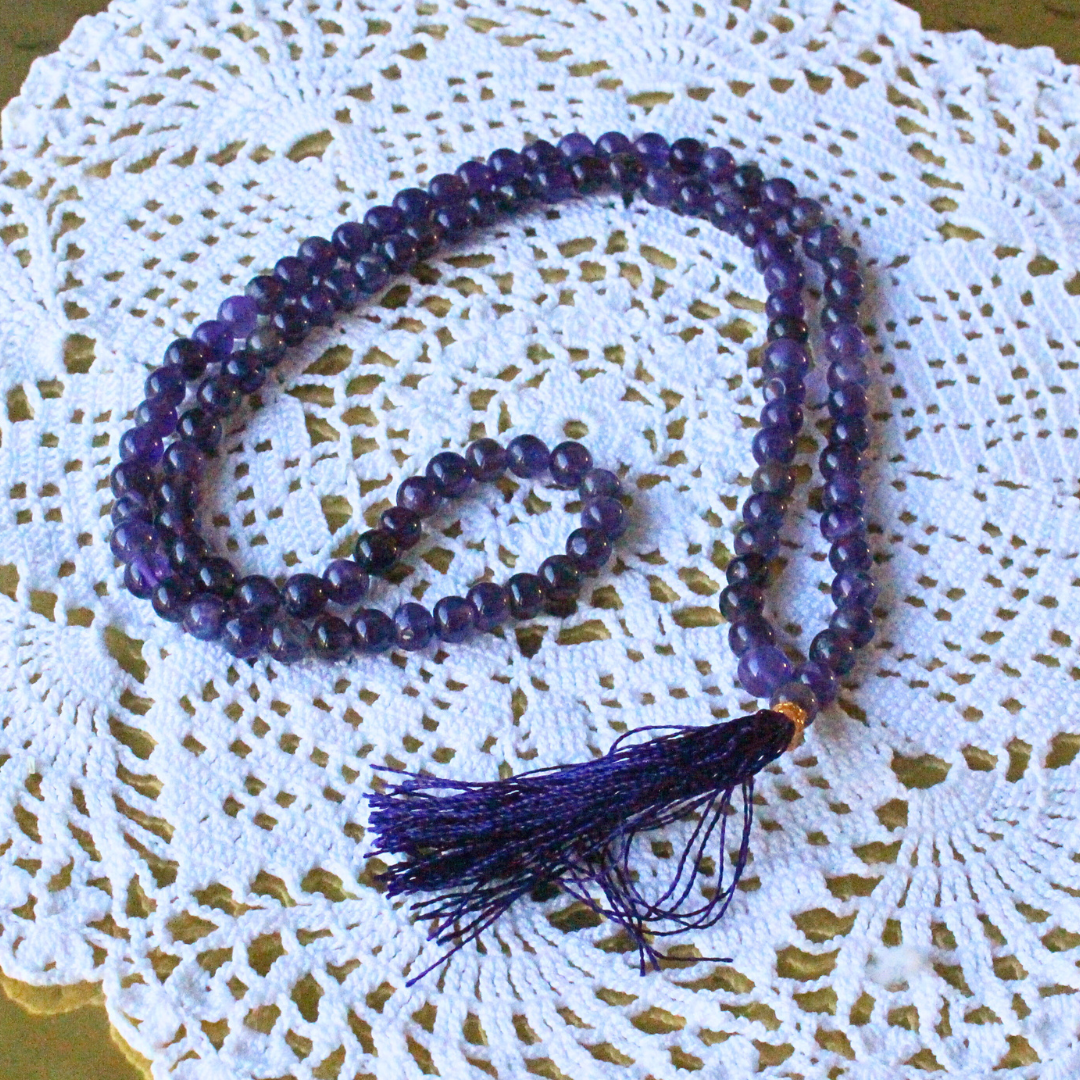 ce mala composé de 108 perles naturelles, soigneusement sélectionnées pour leur teinte violette profonde et leur énergie apaisante. Symbole de protection, de sagesse et de connexion spirituelle, l’améthyste est reconnue pour calmer l’esprit, renforcer l’intuition et favoriser une profonde paix intérieure.