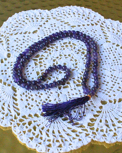 ce mala composé de 108 perles naturelles, soigneusement sélectionnées pour leur teinte violette profonde et leur énergie apaisante. Symbole de protection, de sagesse et de connexion spirituelle, l’améthyste est reconnue pour calmer l’esprit, renforcer l’intuition et favoriser une profonde paix intérieure.