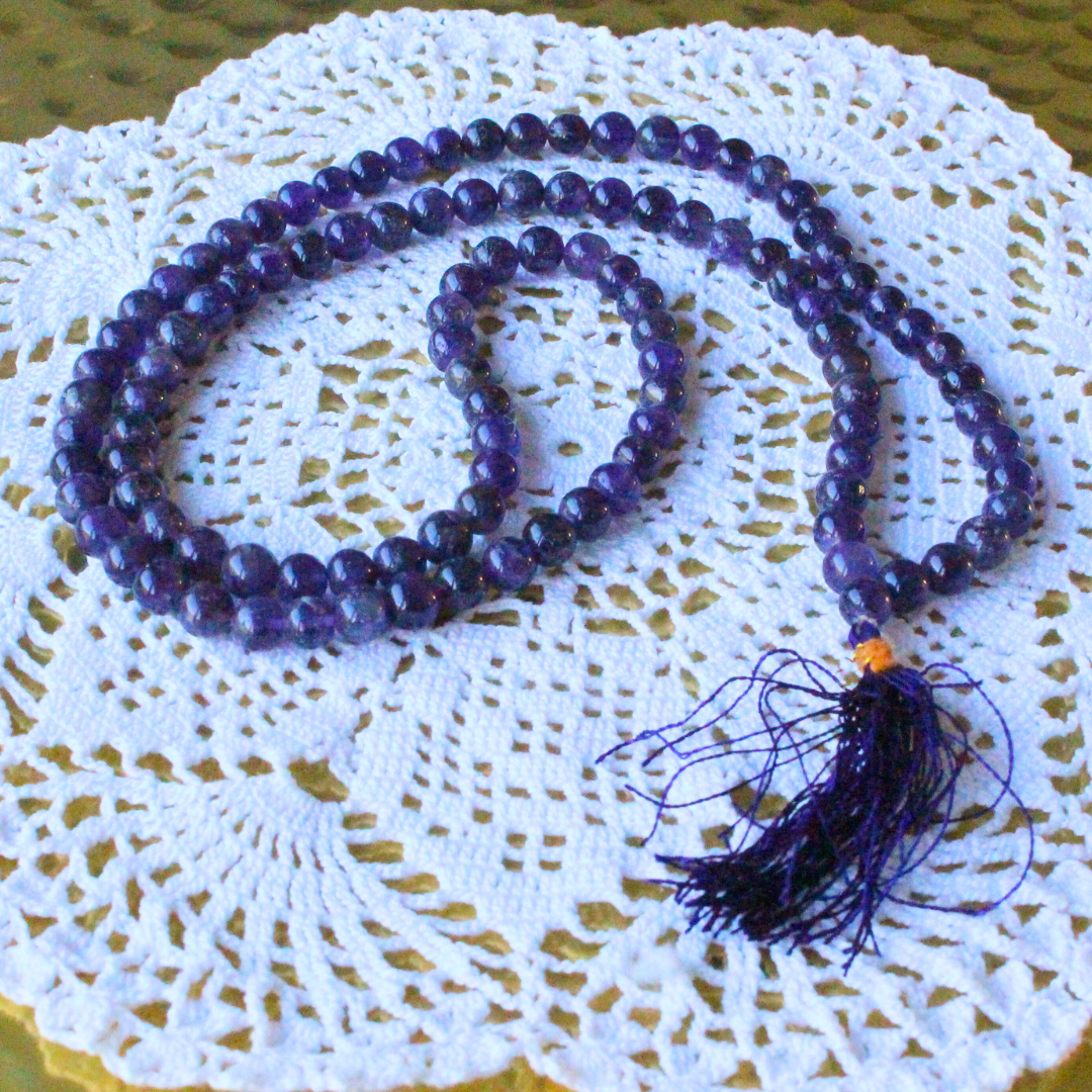 ce mala composé de 108 perles naturelles, soigneusement sélectionnées pour leur teinte violette profonde et leur énergie apaisante. Symbole de protection, de sagesse et de connexion spirituelle, l’améthyste est reconnue pour calmer l’esprit, renforcer l’intuition et favoriser une profonde paix intérieure.