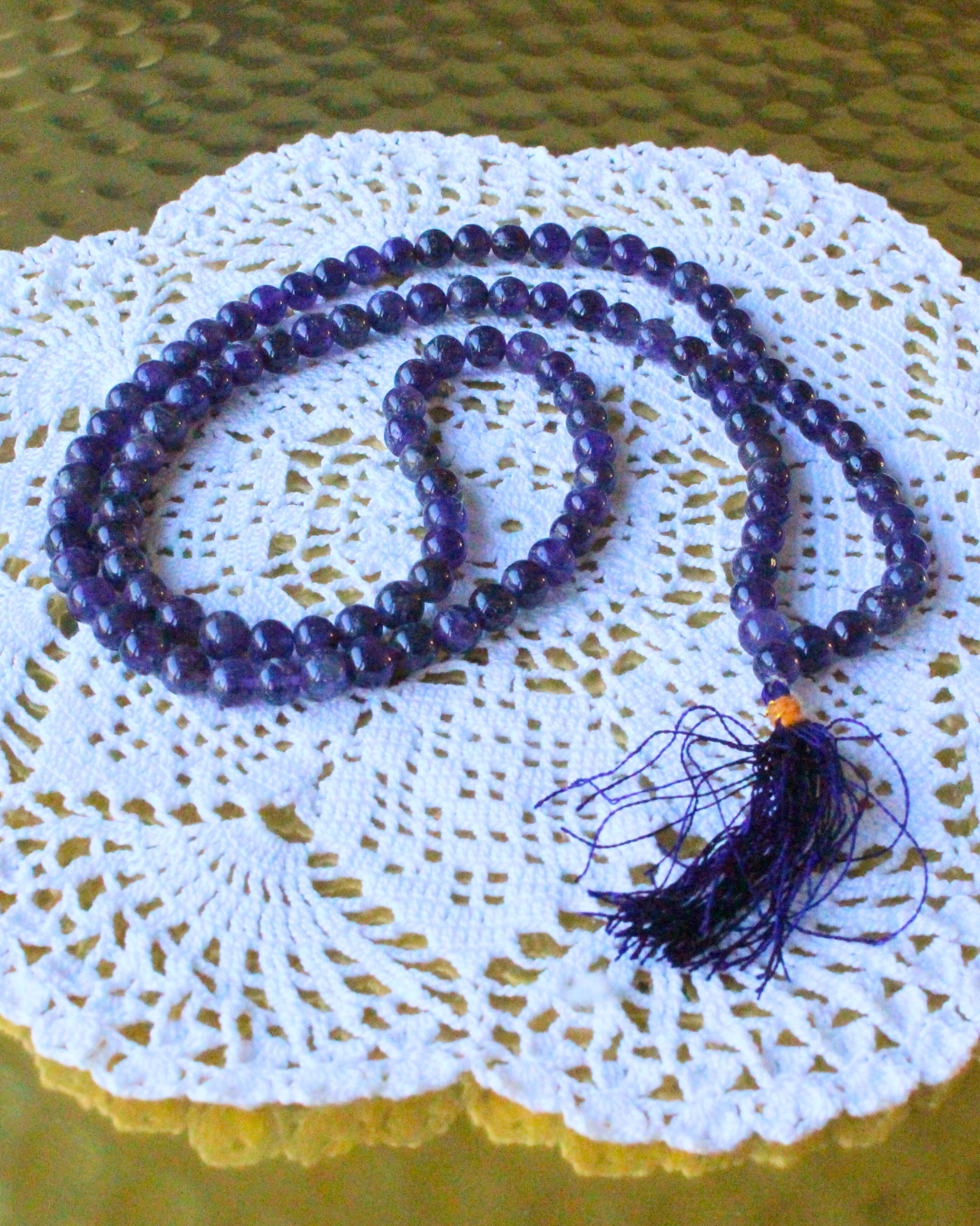 ce mala composé de 108 perles naturelles, soigneusement sélectionnées pour leur teinte violette profonde et leur énergie apaisante. Symbole de protection, de sagesse et de connexion spirituelle, l’améthyste est reconnue pour calmer l’esprit, renforcer l’intuition et favoriser une profonde paix intérieure.
