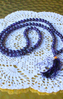 ce mala composé de 108 perles naturelles, soigneusement sélectionnées pour leur teinte violette profonde et leur énergie apaisante. Symbole de protection, de sagesse et de connexion spirituelle, l’améthyste est reconnue pour calmer l’esprit, renforcer l’intuition et favoriser une profonde paix intérieure.