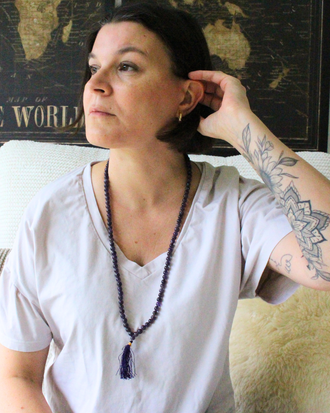 ce mala composé de 108 perles naturelles, soigneusement sélectionnées pour leur teinte violette profonde et leur énergie apaisante. Symbole de protection, de sagesse et de connexion spirituelle, l’améthyste est reconnue pour calmer l’esprit, renforcer l’intuition et favoriser une profonde paix intérieure.