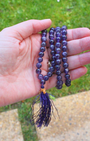 ce mala composé de 108 perles naturelles, soigneusement sélectionnées pour leur teinte violette profonde et leur énergie apaisante. Symbole de protection, de sagesse et de connexion spirituelle, l’améthyste est reconnue pour calmer l’esprit, renforcer l’intuition et favoriser une profonde paix intérieure.